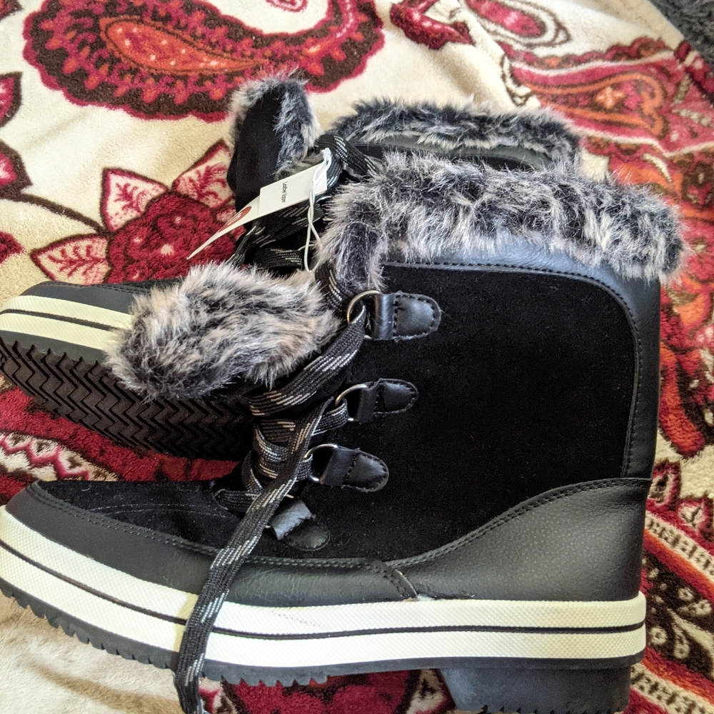Universal thread women's boots